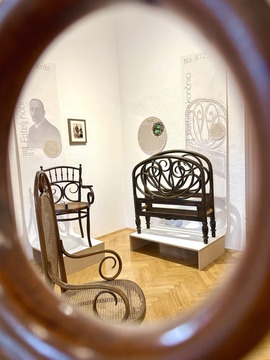 Čar in lepota upognjenega lesa od Thoneta do danes